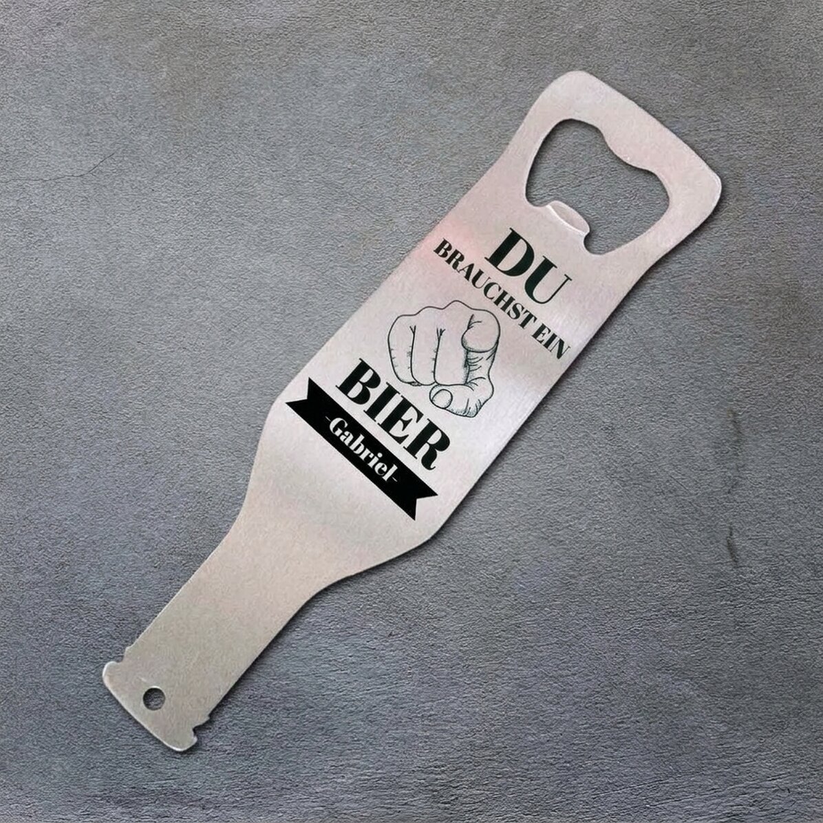Personalisierter Bieröffner mit Spruch – „You need a Beer“