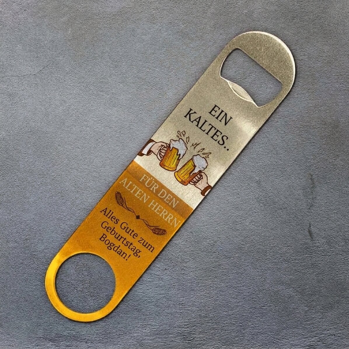 Personalisierter Bieröffner mit Schriftzug – Cheers!