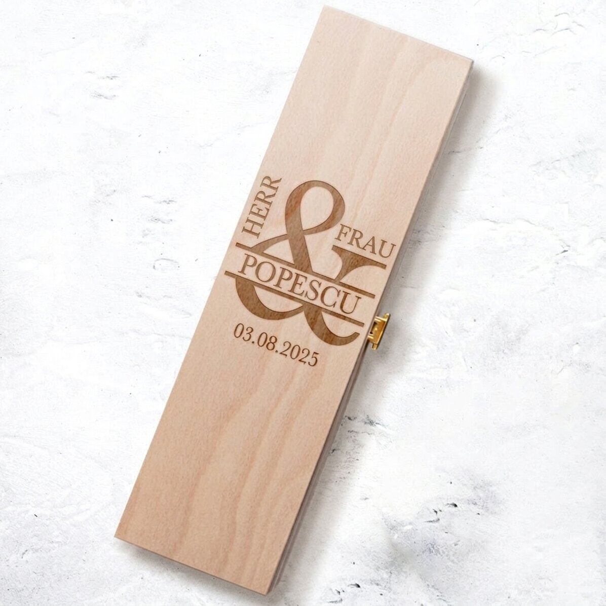 Personalisierte Weinkiste mit Schriftzug – Mrs & Mr