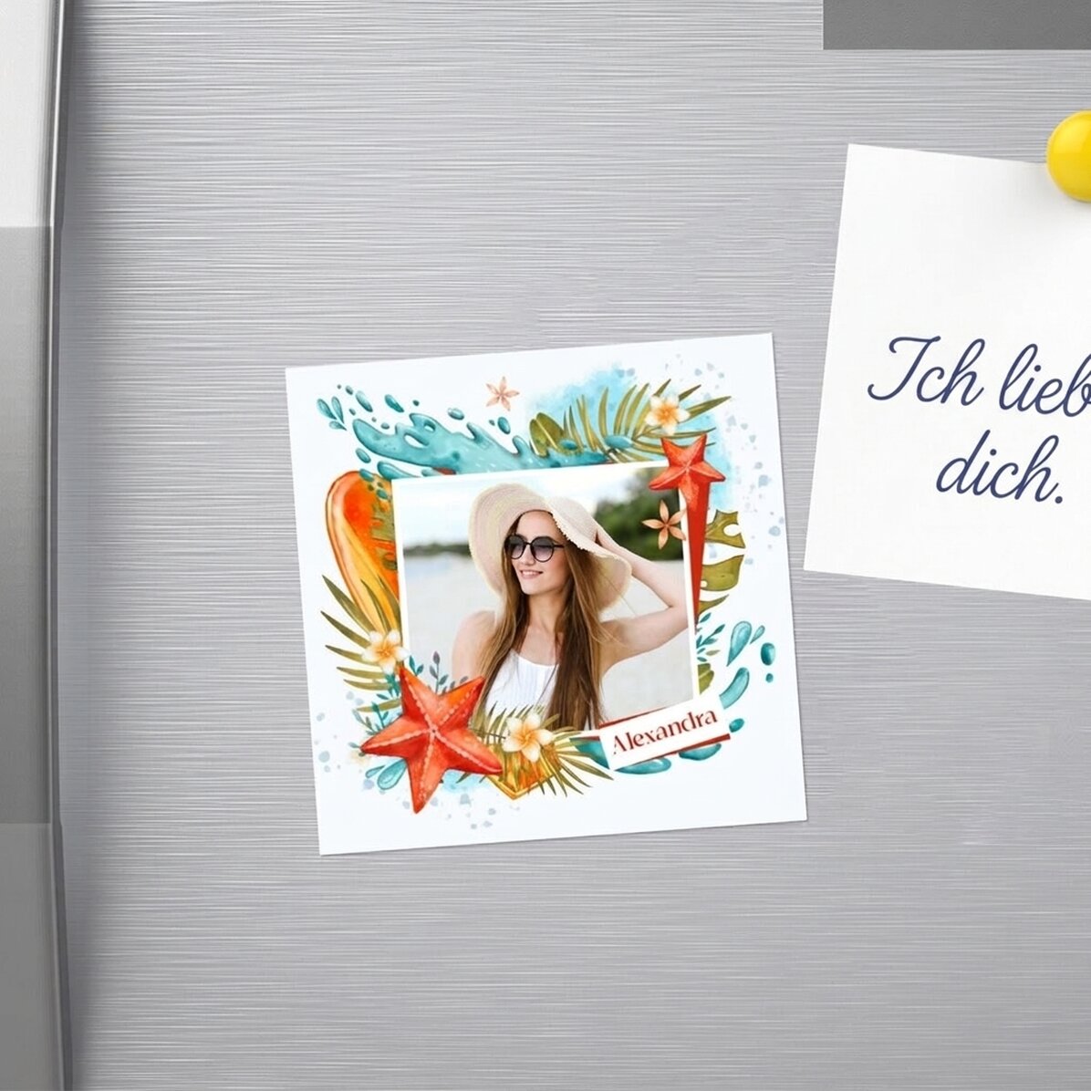 Individuell gestalteter Magnet 10x10 mit Foto und Namen – Urlaub