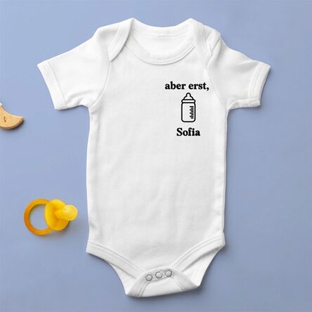 Personalisierter Baby-Body mit Aufdruck – „But first...“