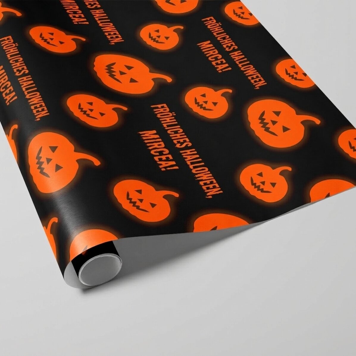 Individuell gestaltetes Geschenkpapier mit dem Aufdruck „Happy Halloween!“