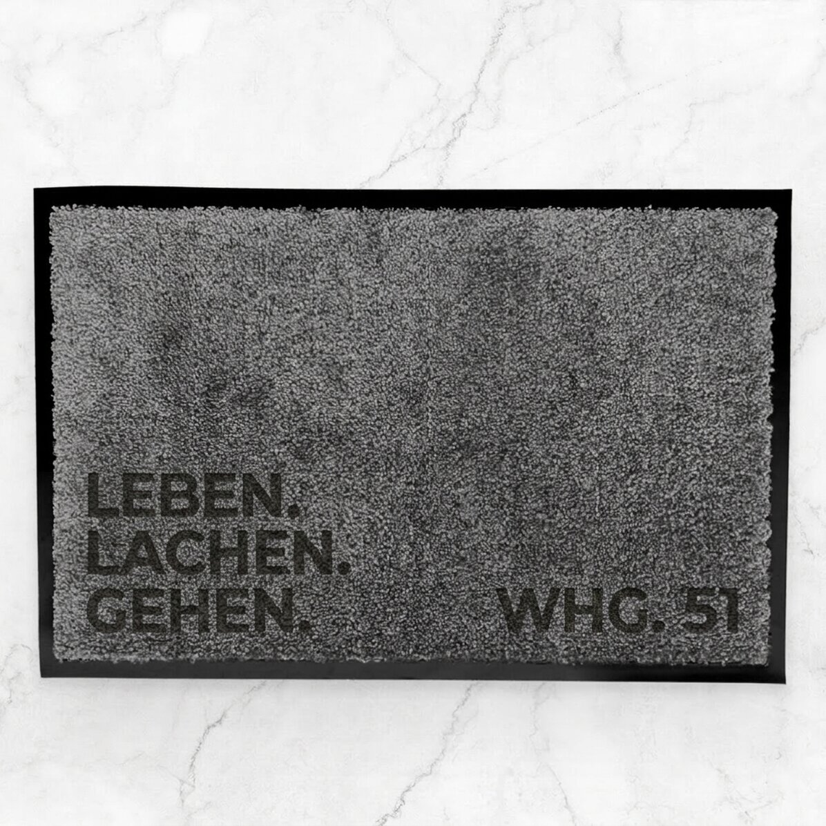Individuell gestaltete Eingangsmatte für den Innenbereich mit dem Schriftzug „Live. Laugh. Leave.“