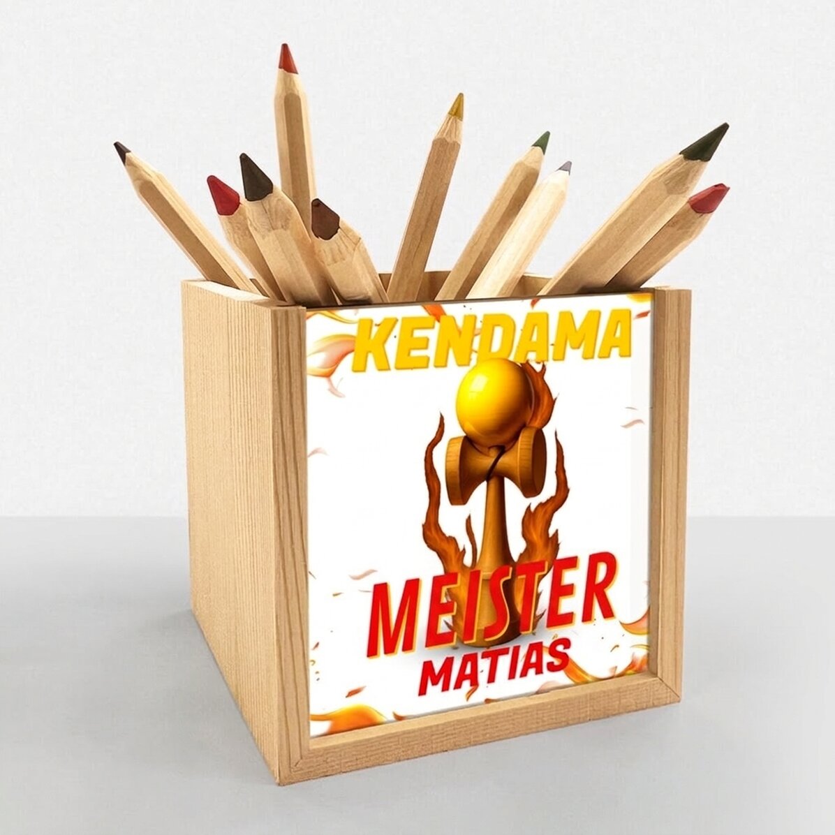 Personalisierter Stifthalter mit Text – Kendama Master