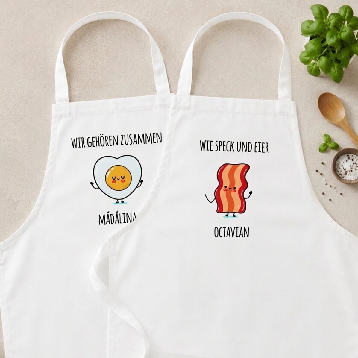 Individuell gestaltete Schürzen für Paare mit witziger Aufschrift – Bacon and eggs