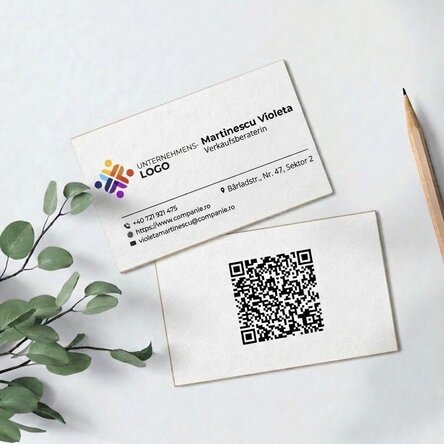 Individuell gestaltete, beidseitig bedruckte Visitenkarten aus Papier mit QR-Code und Kontaktdaten