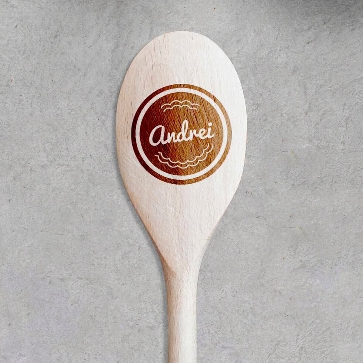 Ein Holzlöffel, individuell mit deinem Namen versehen
