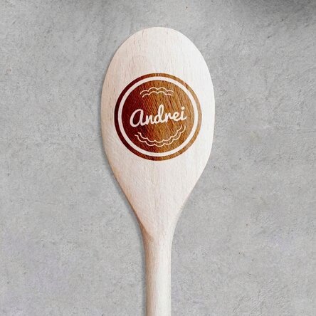 Ein Holzlöffel, individuell mit deinem Namen versehen
