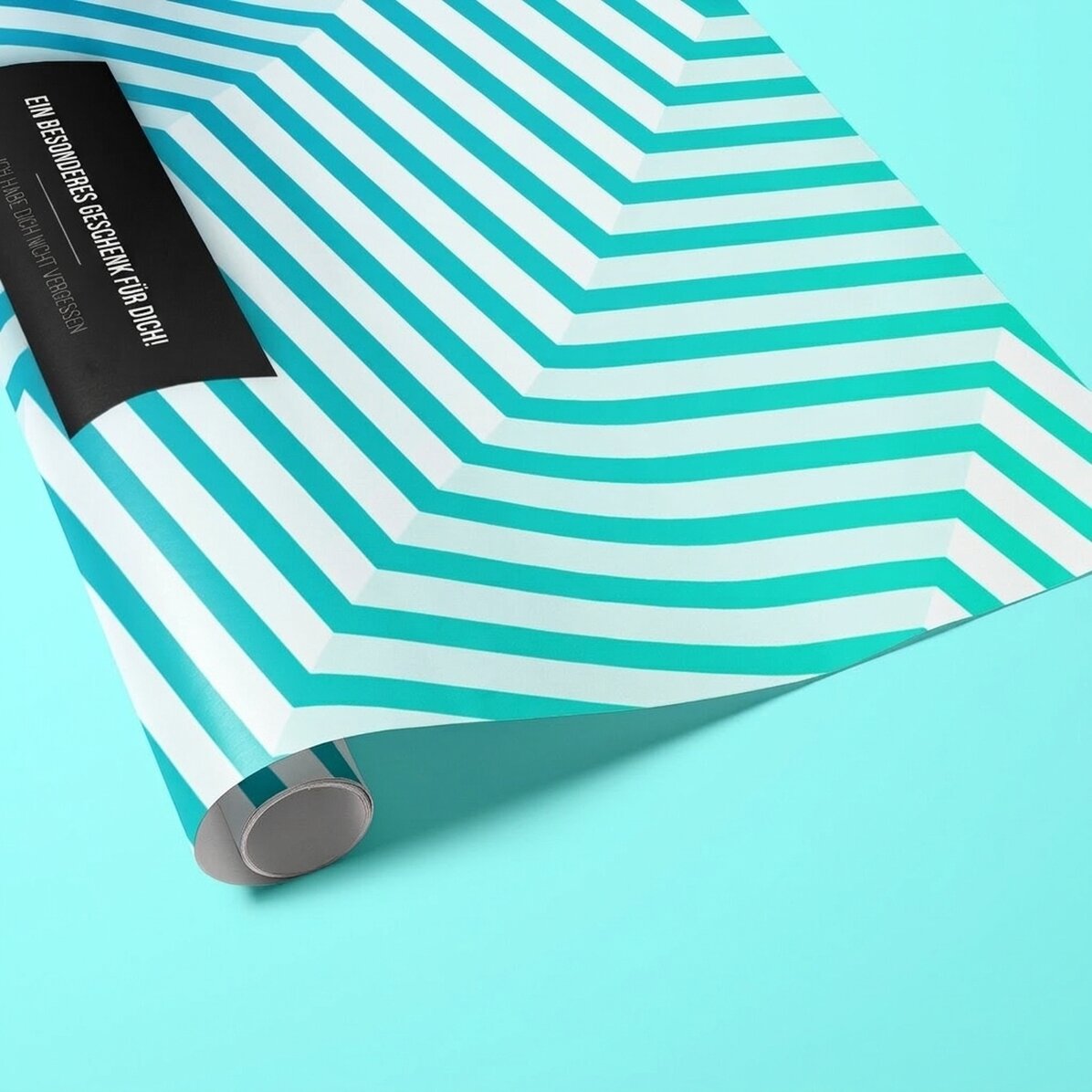 Individuell gestaltetes Geschenkpapier – Motiv „Blue Gradient“ mit Text in schwarzem Rahmen