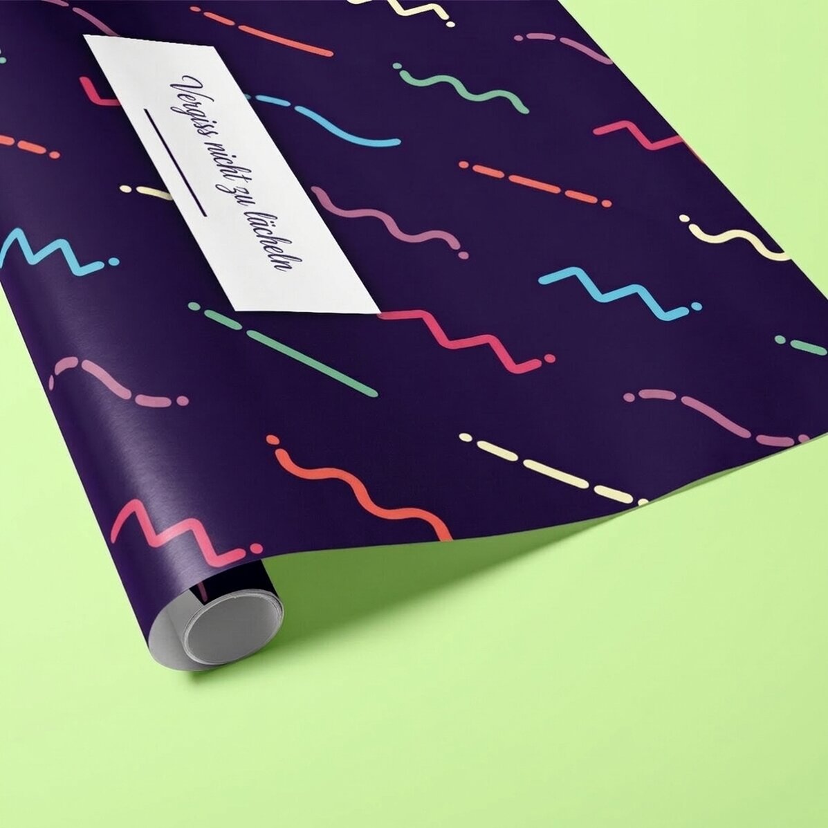 Individuell gestaltetes Geschenkpapier mit Text in einem Rahmen, dunkelvioletter Hintergrund