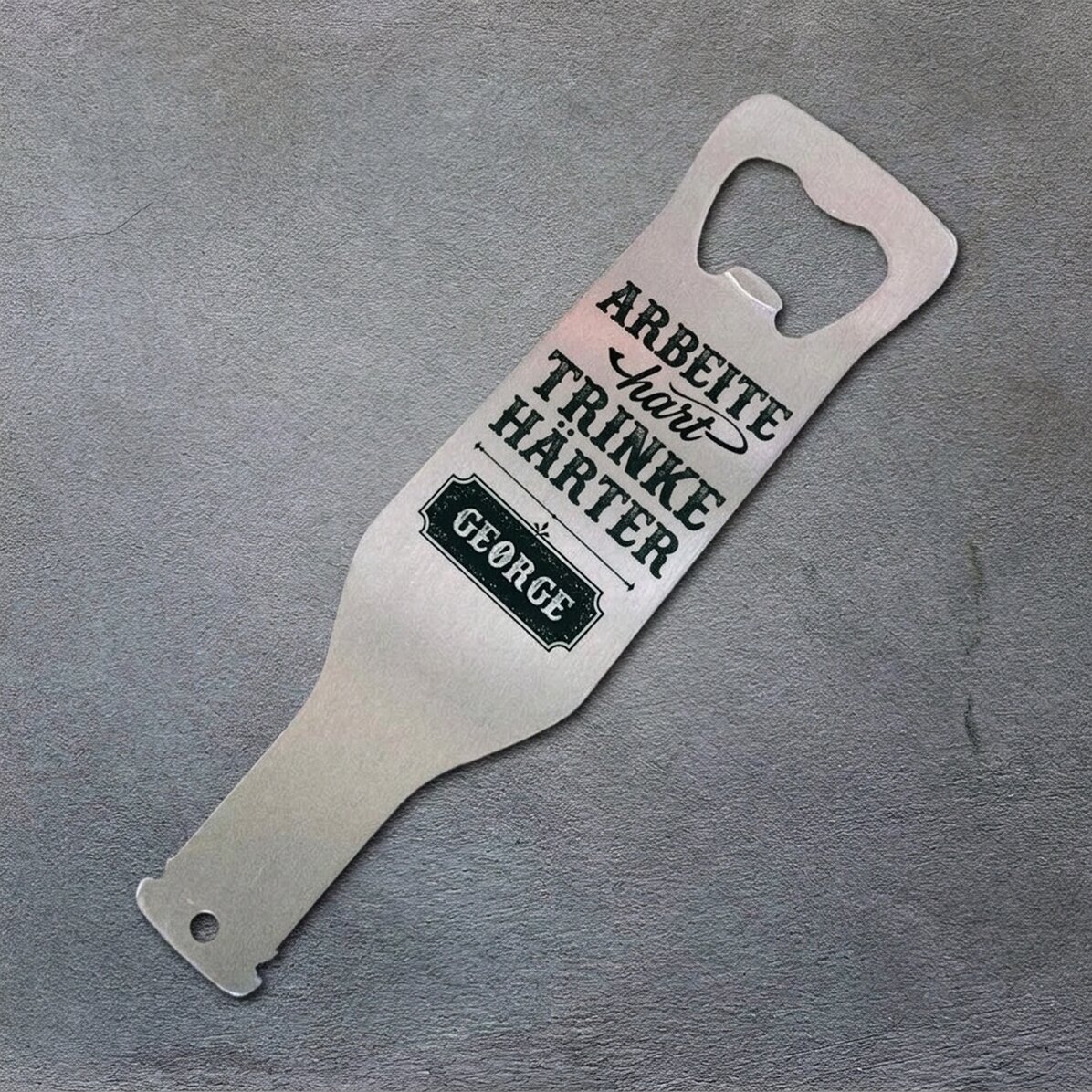 Personalisierter Bieröffner – Work Hard, Drink Harder