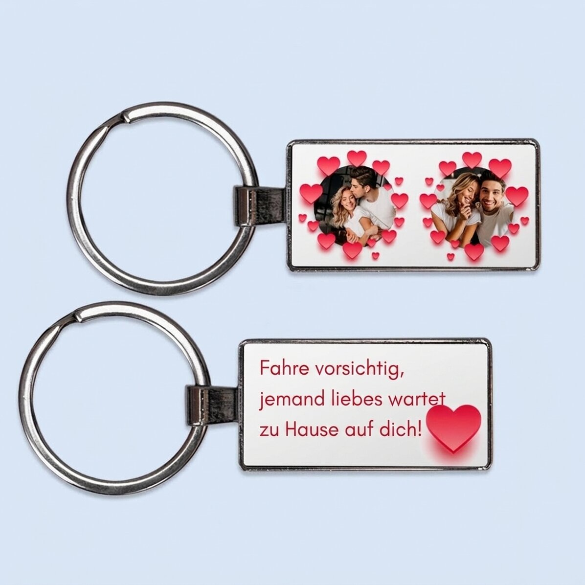 Personalisierter Schlüsselanhänger mit zwei Fotos und Text – Modell „Herzchen“