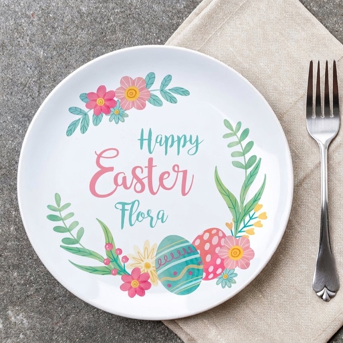 Personalisierter Teller mit der Aufschrift „Happy Easter!“