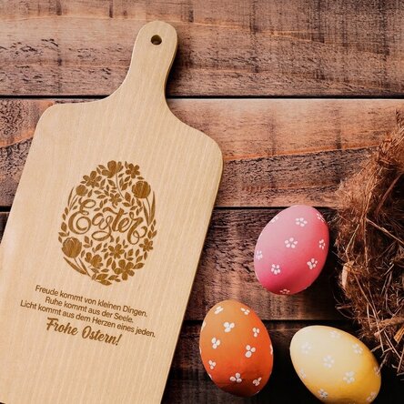 Individuell gestaltetes Schneidebrett – Frohe Ostern!