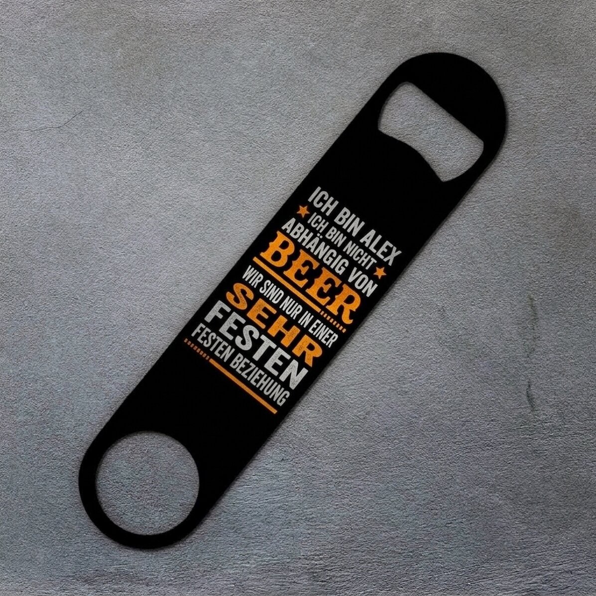 Personalisierter Bieröffner mit Text – „Committed relationship“