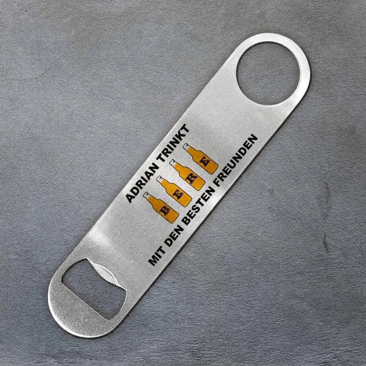 Personalisierter Bieröffner mit Schriftzug – „Drink with best friends“