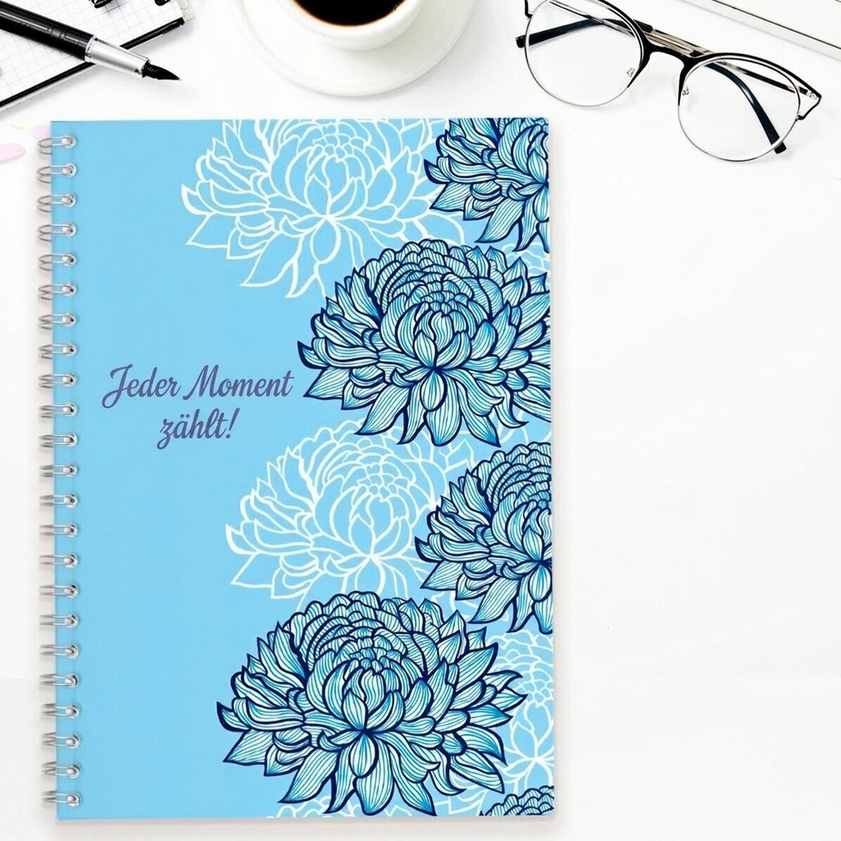 Personalisiertes Notizbuch mit dem Schriftzug „Every moment matters!“