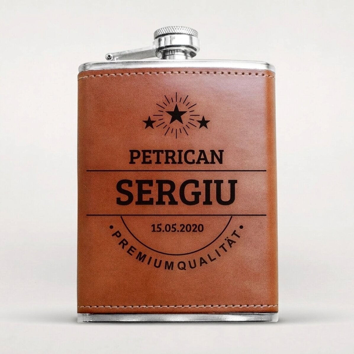 Personalisierte, mit Leder ummantelte Taschenflasche mit Namen