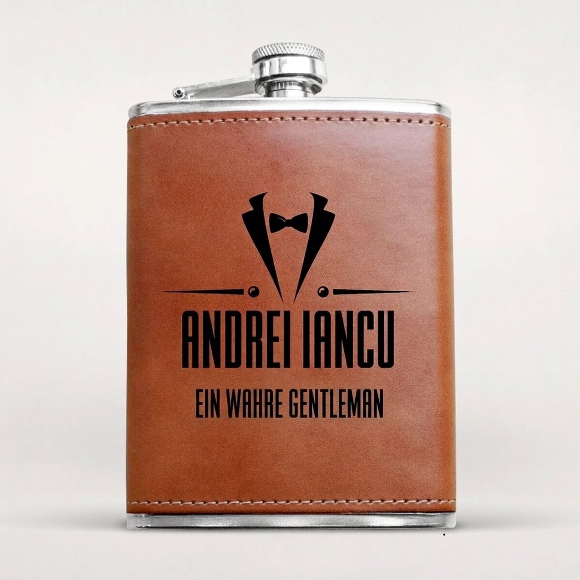 Personalisierte, mit Leder bezogene Taschenflasche – Tuxedo