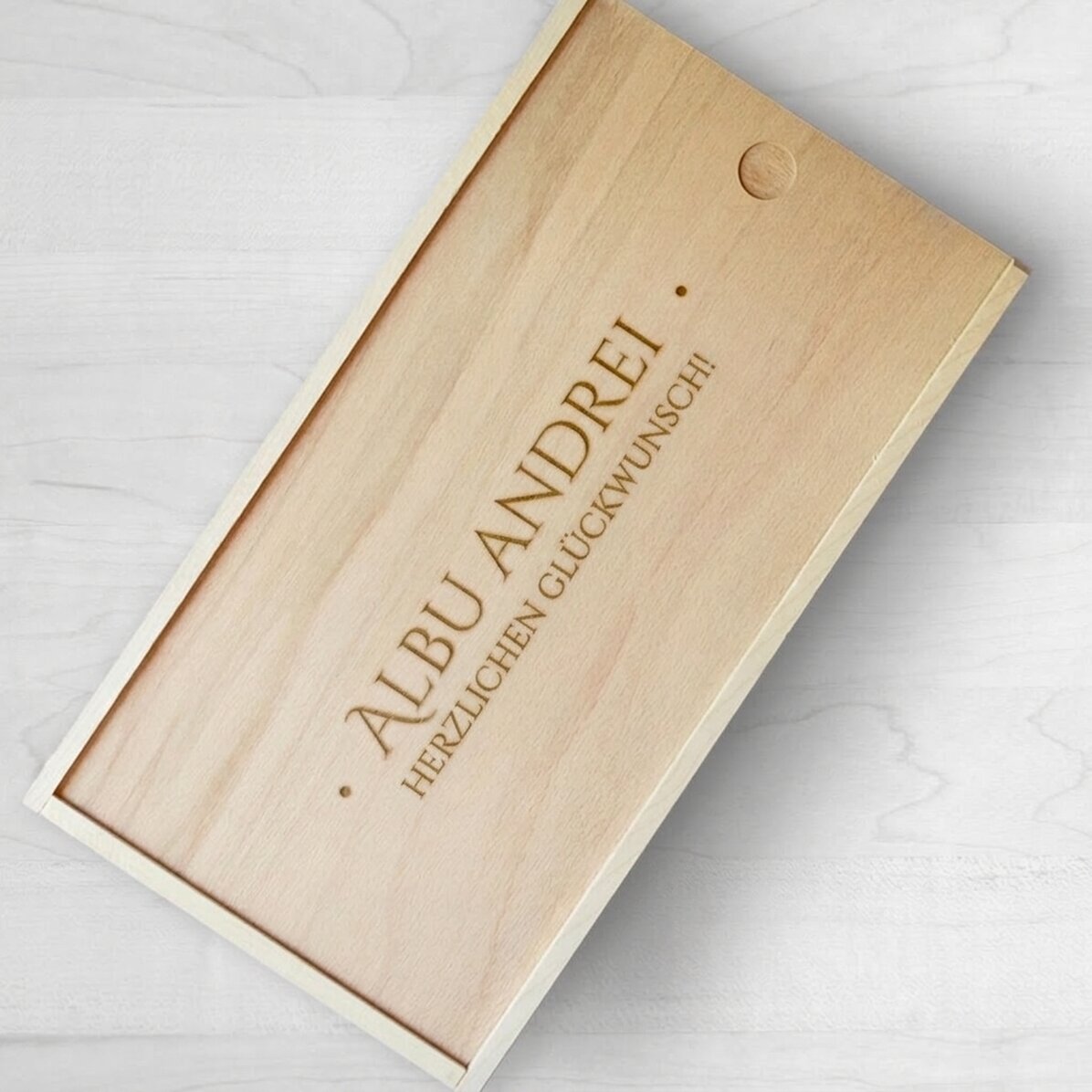 Personalisierte Geschenkbox aus Holz mit Namen und Text