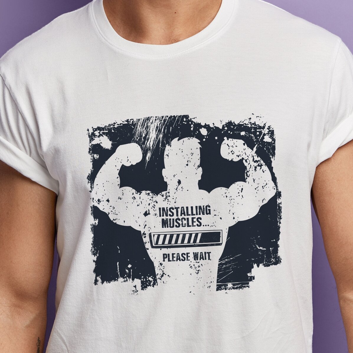 Personalisiertes T-Shirt mit Aufdruck – „Installing muscles“