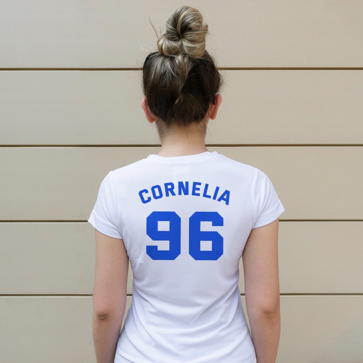 Individuell gestaltetes Sport-T-Shirt mit Namen und Nummer auf dem Rücken – Fußballfan